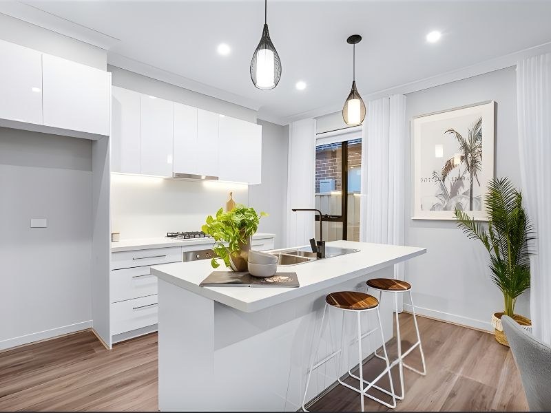 Kitchen with breakfast bar – 10 Cumberland Drive, Pakenham