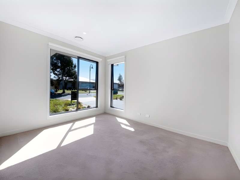 Bedroom with front window – 13 Cornflower Street, Pakenham
