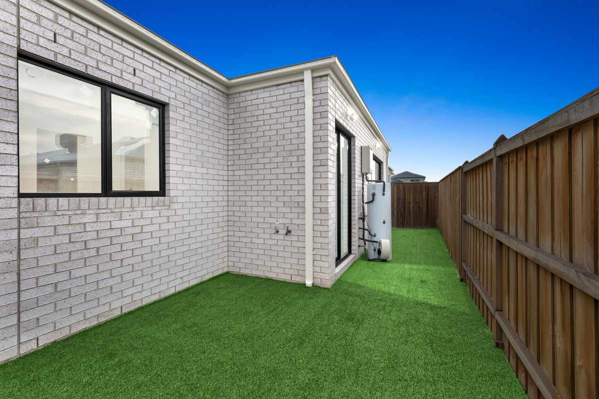 Side yard with synthetic lawn – 13 Tussock Way, Officer