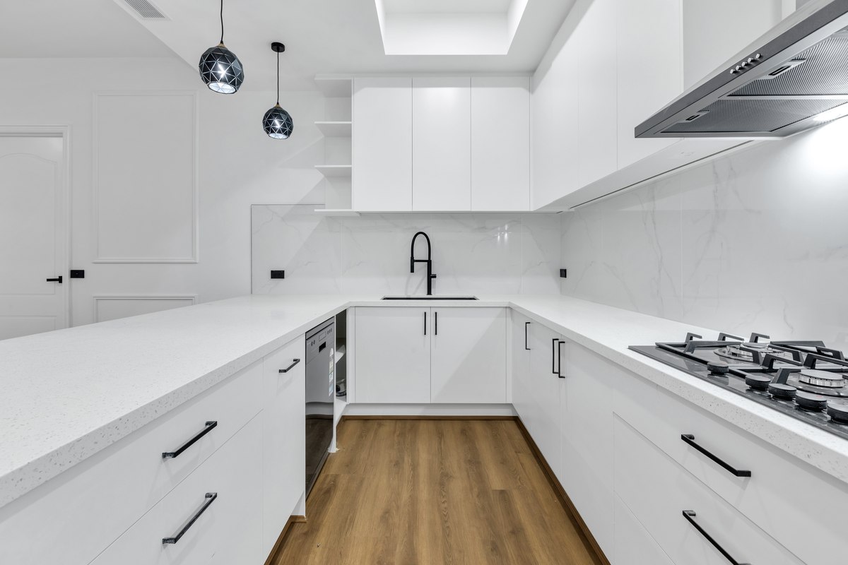 Kitchen with gas cooktop – 13 Tussock Way, Officer