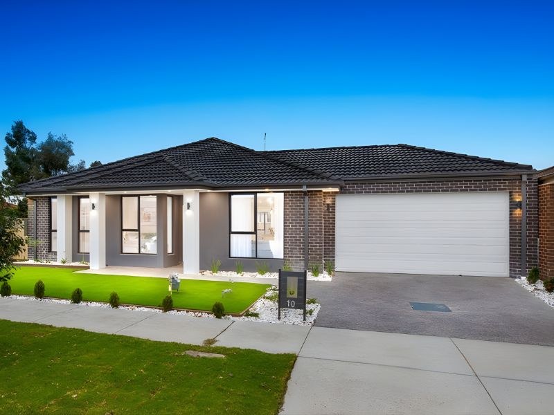 Brick home with double garage in Pakenham